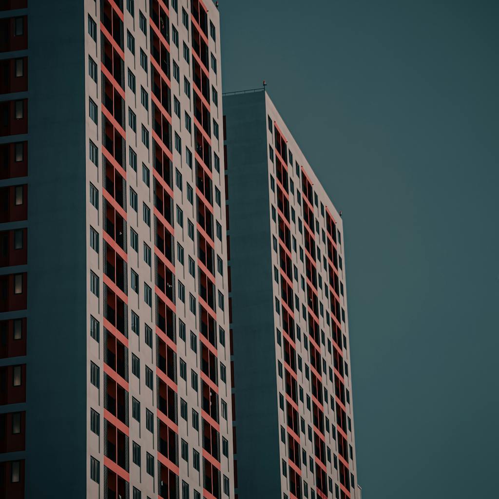 Zdjęcie bloku mieszkalnego w mieście Kraków.